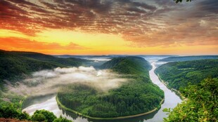 日落蜿蜒河湾自然盛景