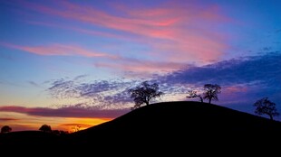 黄昏山野落日剪影