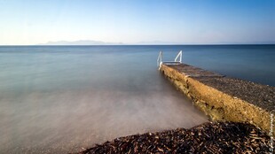 海岸石堤晴日风光