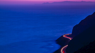 暮色海岸盘山公路夜景