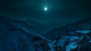 月夜山野雪景