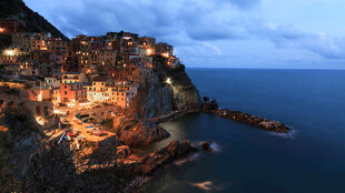 滨海悬崖小镇夜景