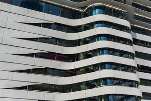 现代流线型建筑外立面