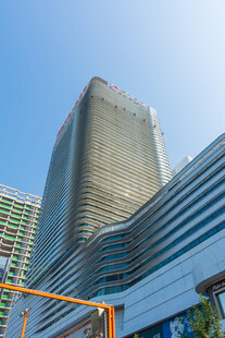 仰拍现代都市摩天大楼