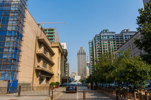 晴朗都市街景风光