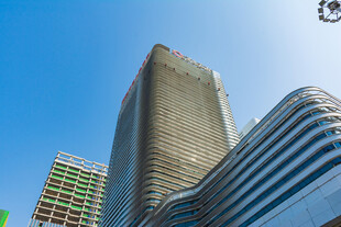 仰拍现代都市摩天建筑群