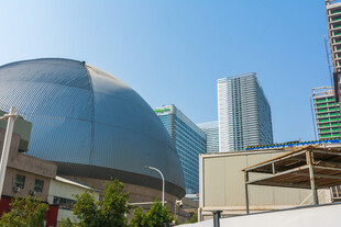 蓝天下的现代都市建筑