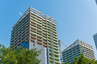 在建高层现代商务楼
