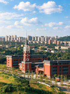 校园钟楼城市全景