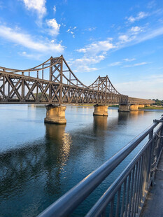 跨江铁桥江畔盛景