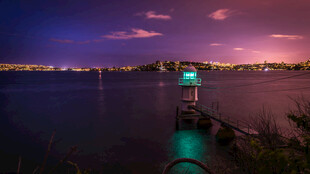暮色湖畔灯塔夜景