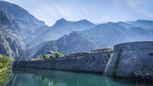 山间水库大坝风光