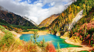 秋日山谷彩林碧湖风光