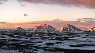 日落雪山原野风光