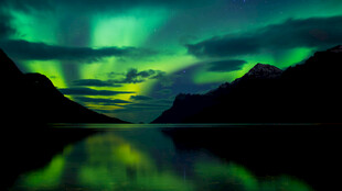 绝美极光湖景
