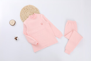 粉色家居服套装平铺展示