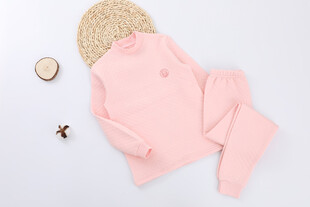 粉色家居服套装平铺展示