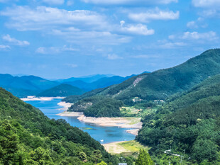 青山河谷自然风光