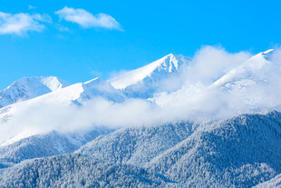 晴空下的雪山云海