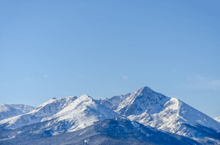 晴空下的雪山远景