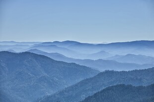 层山雾景