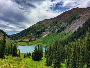 高山林间湖泊自然美景