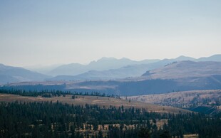雾霭远山郊野晨景