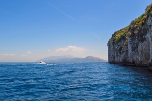 碧海蓝天海岸崖壁风光