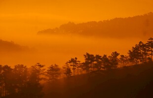 黄昏山野暖橙暮色