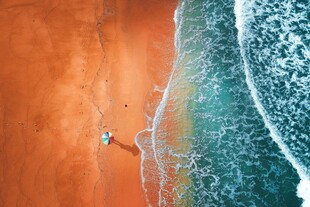红沙滩海岸风光