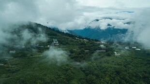 雾绕山野村落风光