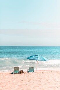 清新夏日海滩度假场景