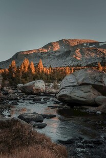 夕照河谷山野风光