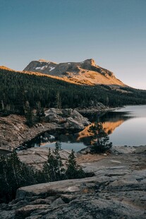 山湖晨光自然美景