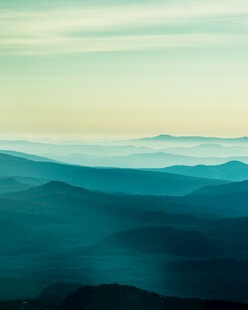渐变层叠远山雾景