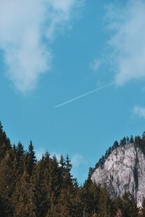 山间晴空风光