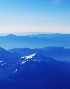 晴空层叠雪山风光