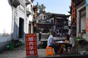 古街市井休闲场景