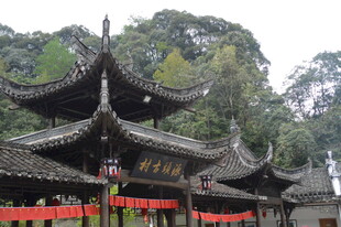 古寺飞檐中式古建