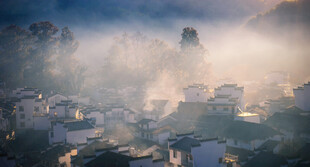 雾中城市黄昏景观