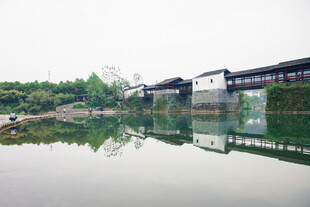 临水古建湖景倒影