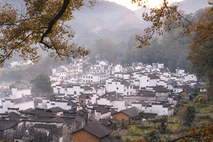 秋日山间古村落