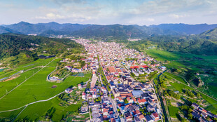 山间村镇航拍全景