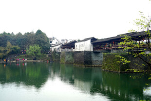江南水乡湖畔古廊桥