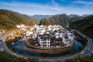 山间环形村落航拍