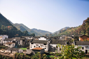 群山环抱古村落