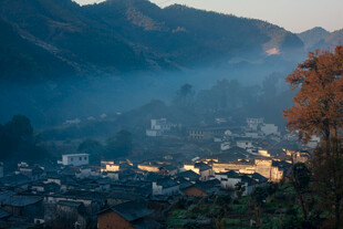 山间小镇暮色夜景