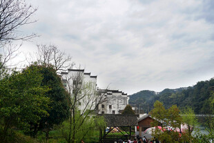 山间徽派村落风光
