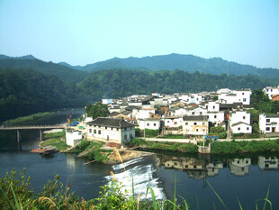 江畔村落山水风光