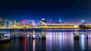 河畔城市夜景风光